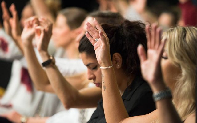 christians praying