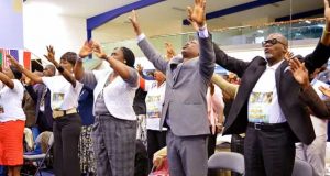 Lifting Holy Hands In Worship!