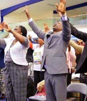 Lifting Holy Hands In Worship!